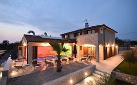 Villa Muskatel -With Heated Pool